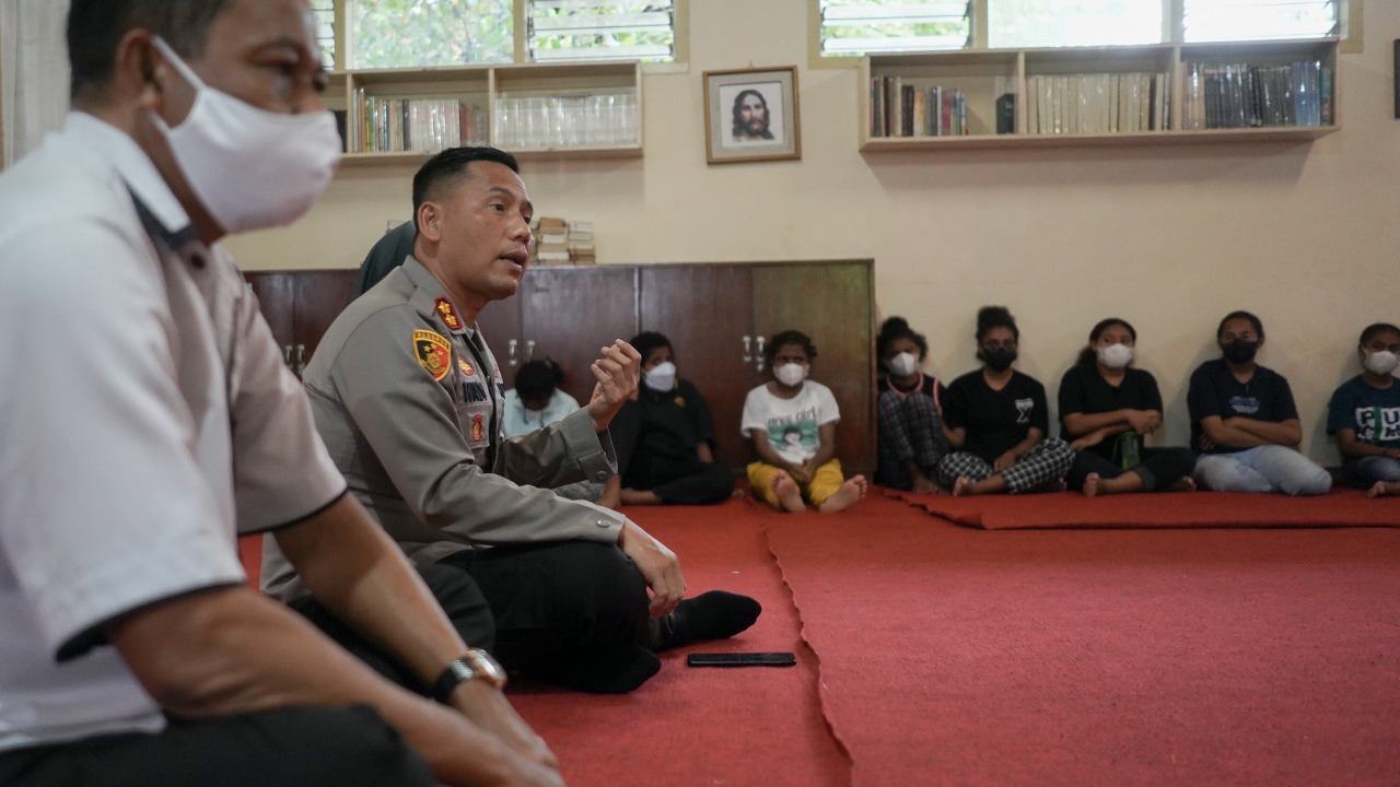 Kunjungi Puluhan Pelajar Asal Papua, Kapolres Berikan Motivasi dan Semangat