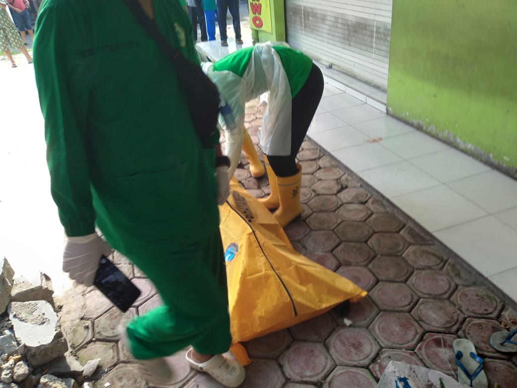 Unit Inafis Datangi TKP Pria Mr. X Meninggal Dunia di Teras Kios Rambak ...