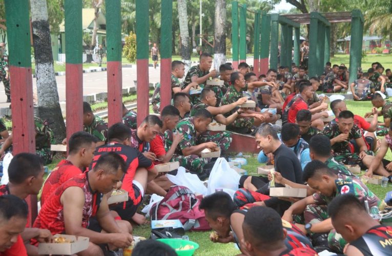 Tingkatkan Sinergitas & Soliditas TNI, Prajurit Yonif Raider 100/PS Olahraga Bersama Prajurit Yonif 8 Marinir