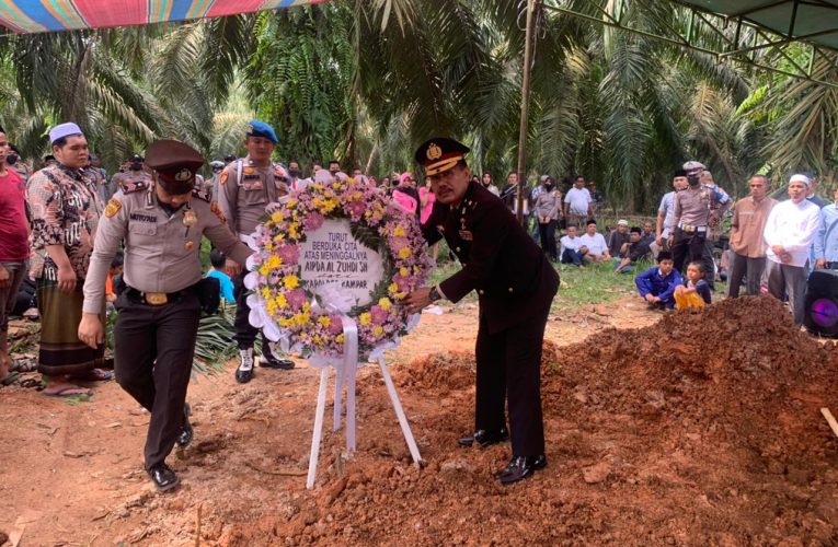 Polres Kampar Pimpin Upacara Pemberangkatan dan Pemakaman Anggota Polsek Tapung Hulu