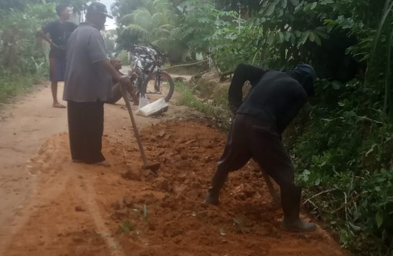 Warga Desa Gaya Baru Bergotong Royong Benahi jalan Rusak Karena Banyak Yang Sering Jatuh