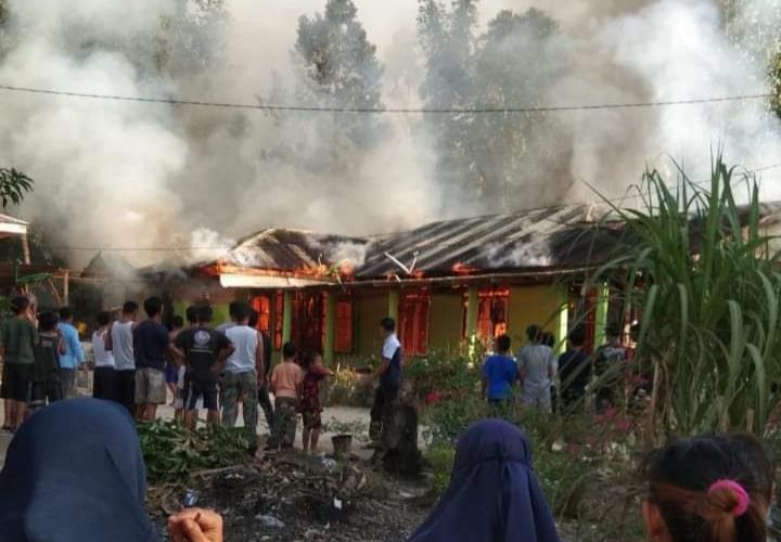Ditinggal Pergi Pemiliknya,1 Unit Rumah di Rohul Musnah Terbakar, Personel Polsek Kepenuhan Langsung Turun