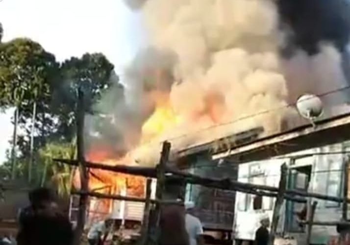 Kebakaran Hebat, 5 Unit Rumah di Rohul Rata Dengan Tanah, Polsek Ramhil Langsung Turun Ke TKP