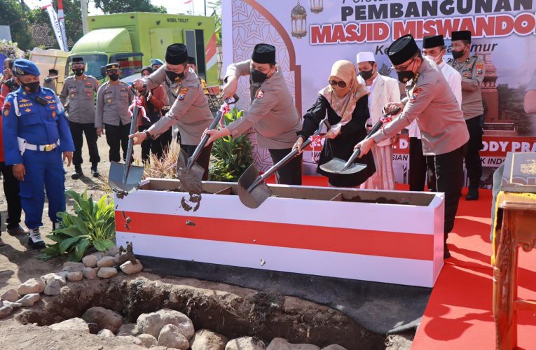 Waka Polri Lakukan Peletakan Batu Pertama Dalam Pembangunan Masjid Miswandoko di Desa Purwokerto Ngadiluwih Kab. Kediri