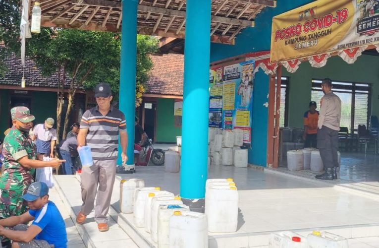 Kapolsek Kandat Pantau Langsung Operasi Pasar Murah Migor di Desa Purworejo Kandat Kabupaten Kediri