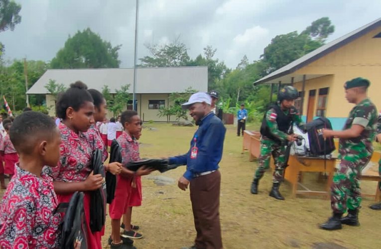 Ditunggu Akhirnya Datang !!Dansatgas Pamtas Yonif R 142/KJ Membawa Kebahagiaan Bagi Anak-anak di Papua