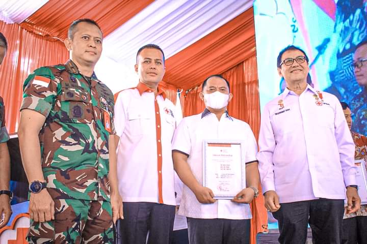Bupati Labuhanbatu Terima Penghargaan Dari PMI Provinsi Sumatera Utara