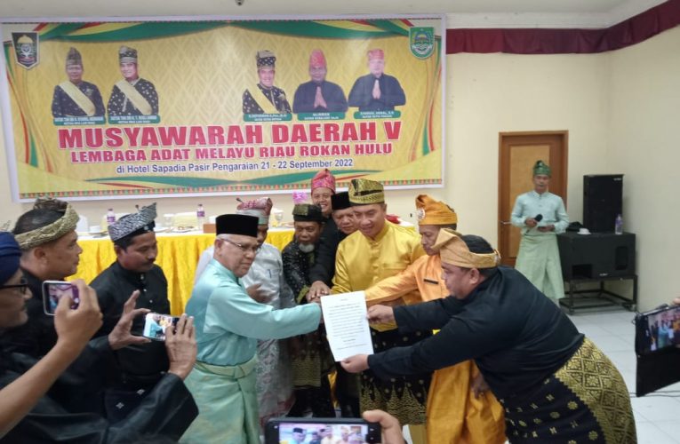 Terpilih secara Aklamasi sebagai Ketua LAMR Rohul Versi Syahril Mantan Bupati Rohul Suparman.