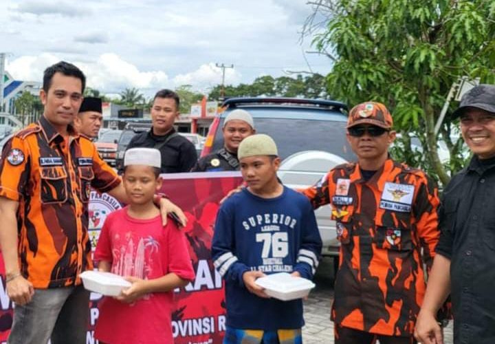 Jumat Berkah, Pemuda Pancasila Majelis Pimpinan Wilayah Provinsi Riau Bagi-Bagi Nasi Kotak