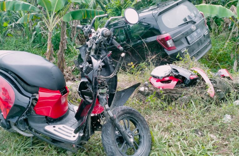 Kecelakaan Mini Bus, Menghantam Pengendara Sepeda Motor Di Nagan Raya