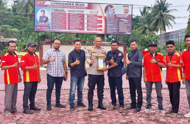 Kapolres Aceh Timur ,Mendapat Penghargaan Dari DPP Aliansi Wartawan Berupa Plakat Sahabat Pers.