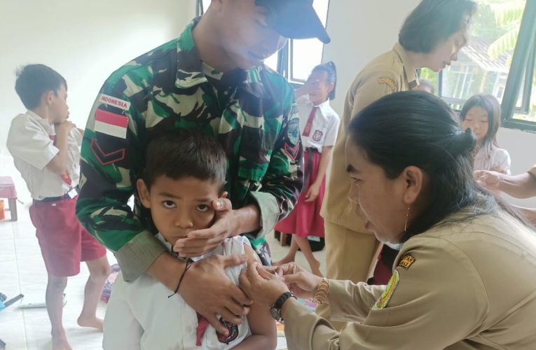 Prajurit Kesehatan Satgas Pamtas Yonif 645/Gty Bantu Puskesmas Pembantu Layani Imunisasi Anak Sekolah Perbatasan
