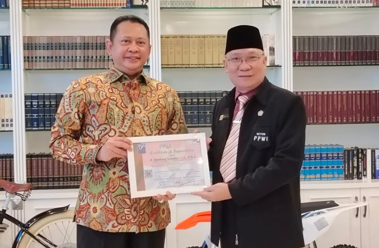 Ketua MPR RI Terima Certificate of Appreciation dari PPWI Nasional