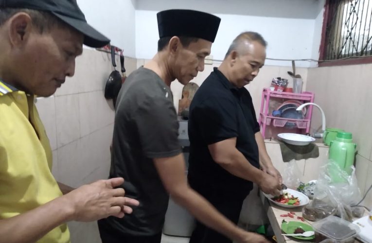 Tim GMRI Mempersiapkan Posko Negarawan Dengan Upaya Membangun Usaha Kuliner Untuk Ikut Membiayai Pesantren Baitussalam di Pamulang, Depok, Jawa Barat