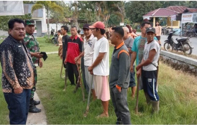 Kepala Desa Tanjung Harapan Bersama Warga Perangkat Desa Dan Babinsa Bersihkan Lingkungan