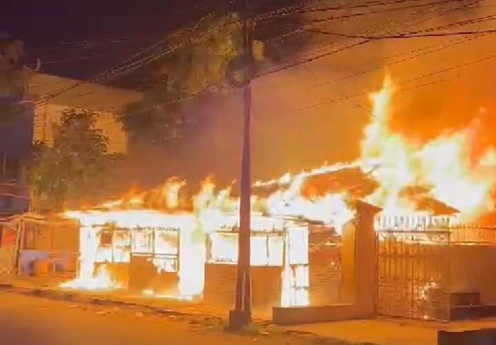 Sebelas Unit Rumah Warga Ludes ,Dua Orang Warga Terjebak Saat Kebakaran Di Jalan Bromo 