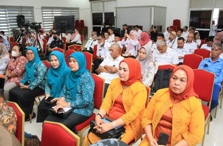 Asisten III membuka Forum Konsultasi Publik Rancangan Awal Rencana Kerja Pemerintah Daerah Kabupaten Labuhanbatu 2024