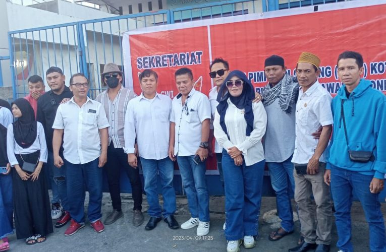 Takjil Ramadhan Gratis di bagikan gabungan wartawan Indonesia ( GWI )di Depan Ruko Pateten kota Bitung Bersama ormas dan insan Pers lainnya
